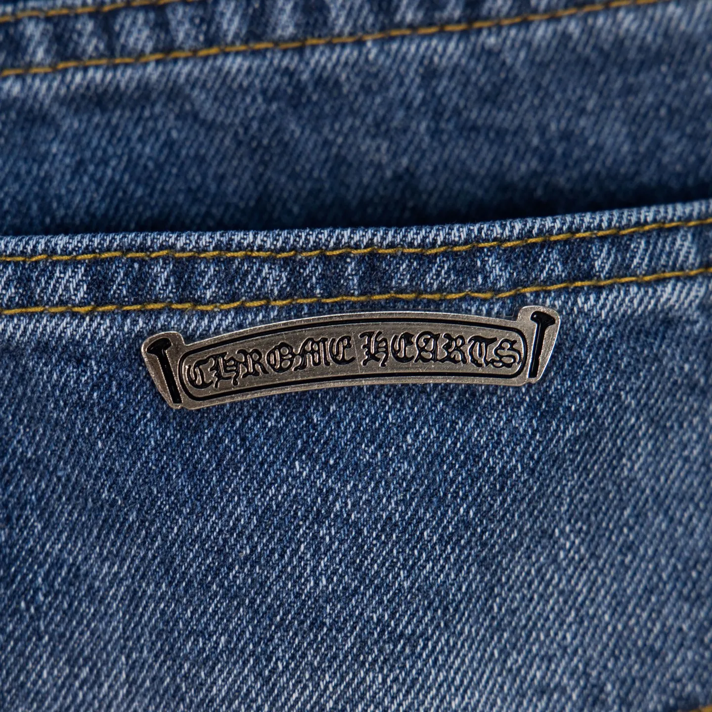 P260 Chrome Hearts washed graffiti blue cross couple jeans are a hot trend this season and are sought after by countless celebrities and fashionistas. The neat details of the cutting process add color to the playful fashion! The neat and meticulous design, and the well-fitting structure is unique. The upper body not only has outstanding recognition, but also looks younger and younger. A style with the ultimate wearing meaning and performance, gorgeous color matching, and the craftsmanship of this style is also extremely extraordinary. After the finished product is washed, it is disassembled and hand-made with sheepskin cross leather and then spliced ​​together to complete. The whole piece has too many craftsmanship to describe. It is decorated with patchwork cross flowers and high-waisted washed jeans! ! Absolutely high-end luxury product, a god-level single product, a super popular product, made by top heavy industry, a magic weapon that cannot be missed to hit the streets. Style number: 1834# Size: 28 30 32 34 Color: blue